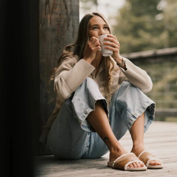 OluKai Hō‘ala Women’s Slide Sandals Size 10 $120 in Tan / Puka Hoala Shearling - Picture 11 of 12